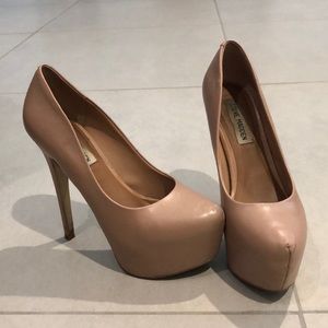 Classic Steve Madden nude pumps!